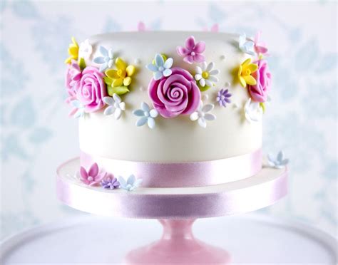 birthday cake adorned  pretty flowers cake decorating