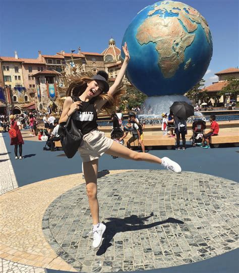 Hot girl nhà người ta tuổi cao m dáng chuẩn và mặt xinh như búp bê