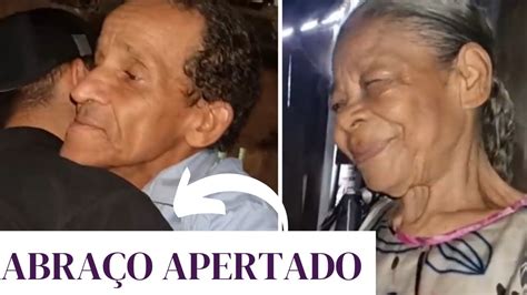 CASAL DE IDOSOS Revela algo para o Elizeu e o abraça forte ELIZEU