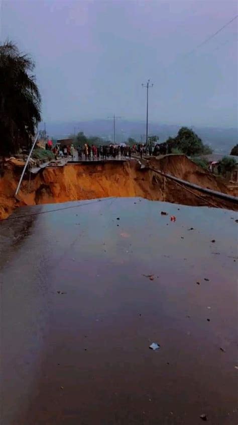 Kinshasa La Route Matadi Coup E En Deux Au Niveau De Mont Ngafula