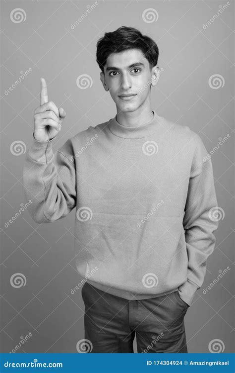 Joven Guapo Adolescente Persa Contra Fondo Gris Foto De Archivo