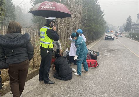 暖心！女子骑车摔倒，民警雨中撑起“安全伞”家属兴安受伤