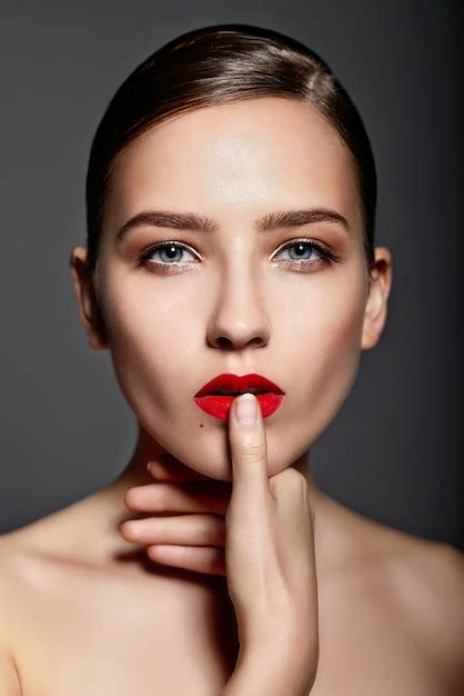 Belle Fille Avec Des Lèvres Rouges Et Des Ongles Photo Gratuite