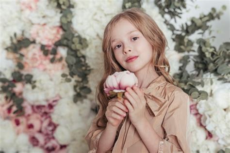 Entzückendes Kleines Mädchen Das Blume Hält Kostenlose Foto