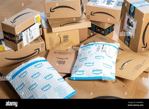 Amazon Packaging Hi Res Stock Photography And Images Alamy