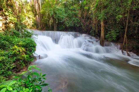 Hermosa Cascada De Huay Mae Khamin En La Selva Tropical En El Parque