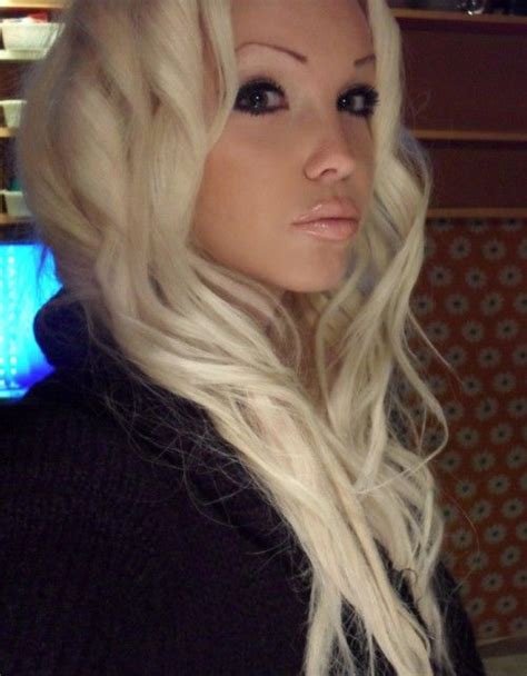 Smokey Eyes Nude Lip Makeup Bleach Blonde Hair Beautiful Hair