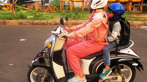 Ini Kesalahan Umum Emak Emak Saat Naik Motor Di Jalan Raya Murianews