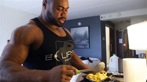 IFBB PRO BODYBUILDER COOKS MEAL IN HOTEL - Pumping Metals