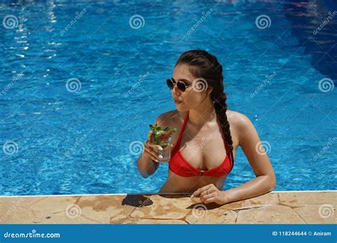 Cocktail Bebendo Da Mulher Na Piscina Foto De Stock Imagem De Banho