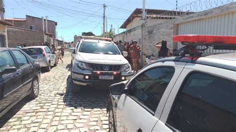 Mulher é morta a facadas dentro de casa pelo ex companheiro em Mossoró