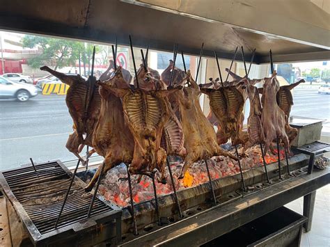 CABRITO AL PASTOR Icono de la gastronomía Neolonesa