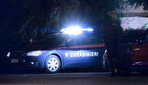 YouTG NET Dà fuoco alle auto di due ragazze fuori dal ristorante