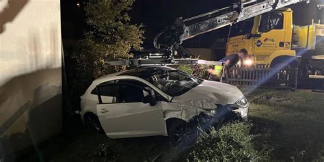 Unfall In Oberwil BL Lenker Landet Nach Kollisionsfahrt In Garten