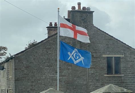 Flag of Spain with the "correct" Coat of Arms : vexillology