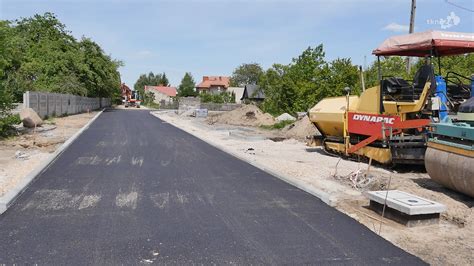 Pierwsza Warstwa Asfaltu Wylana Na Odcinku Przy Ulicy Polnej W Ko Skich