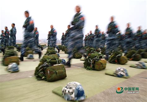 空降兵新员首次跳伞全记录：高空展翅亮铁拳 组图 图片中国中国网