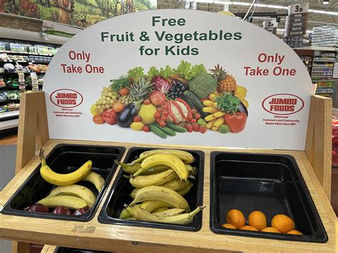 This local grocery store being a bro by offering free fruits and