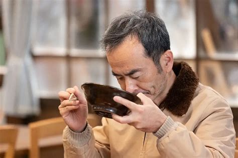 連続テレビ小説「ちむどんどん」第114話。営業を再開した「ちむどんどん」に来店した客・藤田（古舘寛治）（c）nhk ― スポニチ