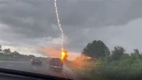 Mujer Graba Impresionante Instante En Que Un Rayo Cae Sobre El Veh Culo