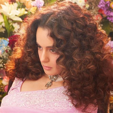 Kangana Ranaut పూల మధ్యలో కలహంసల మెరిసిపోతున్న అందాల తార కంగనా Telugu News Kangana Ranaut