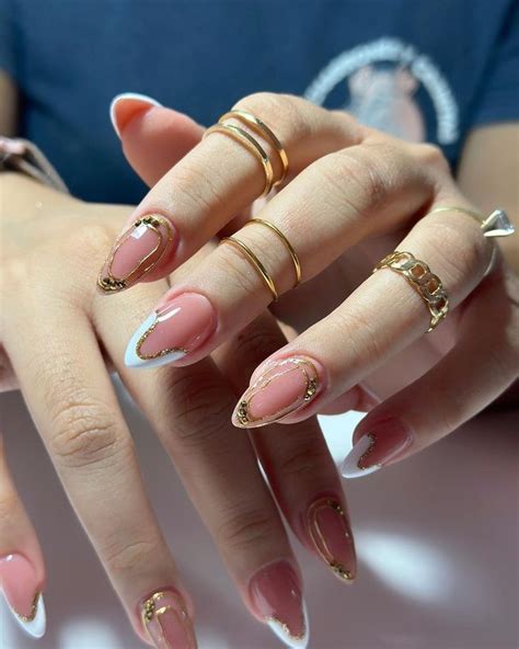 Pin By Diana Espinosa On U As Aesthetic In Gold Nails Stylish