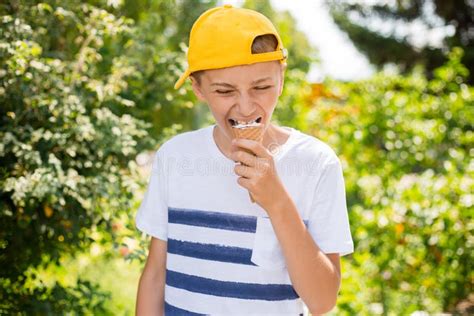 Adolescente Comiendo Cono De Helado Con Fondo Verde Concepto De Comida Chatarra De Verano Y