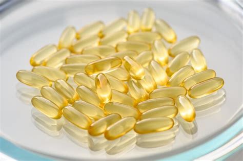 Capsules D Huile De Poisson Jaune Photo Premium