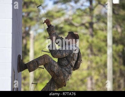 Un Ranger del Ejército de los Estados Unidos sube una escalera durante