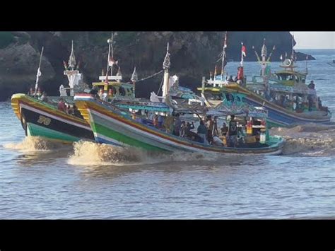 Ombak Perahu Bersaing Kebanyakan Muat Ikan Sangat Miris Di Ombak