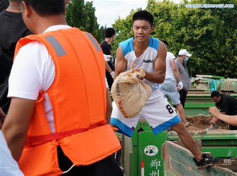 Retter und Bewohner in Xunxian der Provinz Henan stärken Damm mit