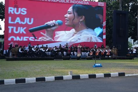 Foto Bersama 2 Jebolan Indonesian Idol SMK Ini Sajikan Orkestra Di