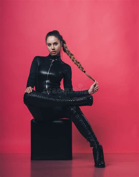 Brunette Chica Sexy Posando En El Fondo Rosado Foto de archivo Imagen de manera corsé