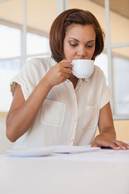 Premium Photo Businesswoman Drinking Coffee While Working On