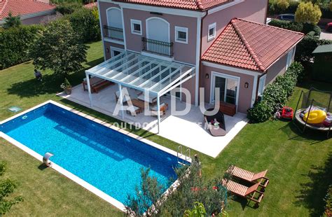 ALDU: Проект террасы у бассейна с прозрачной крышей