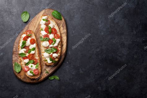 Bruschetta Caprese Tostadas Con Tomates Cherry Mozzarella Y Albahaca