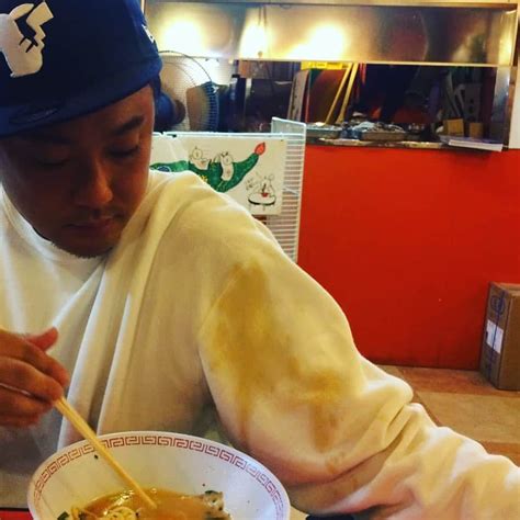 池田周平さんのインスタグラム写真 池田周平instagram「金龍ラーメンのスープを服につけることに成功しました。 これでいつでも金龍