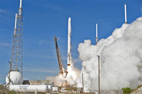 Spacex Dragon Spacecraft Heads For Space Station After Successful