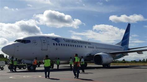 Foto Demi Wisatawan Ke Danau Toba Garuda Terbang Perdana Dengan Boeing 737