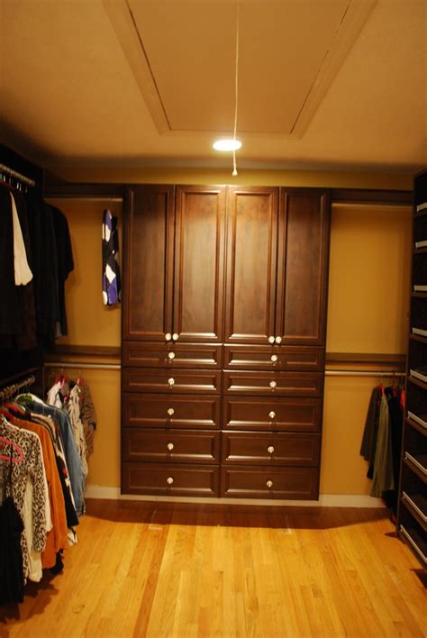 Dark Espresso Walk In Closet Classique Armoire Et Dressing Boston