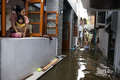 Relief agencies fear disease in flooded Thailand | CNN