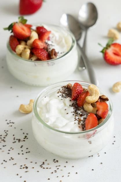 Frasco De Vidrio De Yogur Griego Nueces Y Fresas En Una Bandeja De