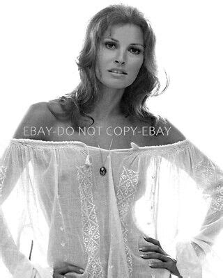 RAQUEL WELCH ACTRESS AND SEX SYMBOL 8X10 PUBLICITY PHOTO Western