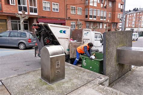 Los Trabajadores De Limpieza Y Recogida De Residuos De Ponferrada