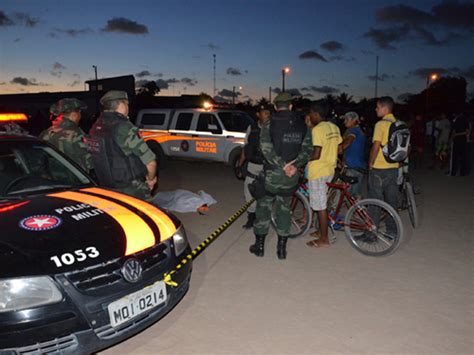 G1 Homem é assassinado em campo de futebol em um bairro de João