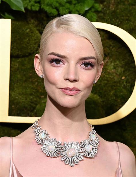 Sur les tapis rouges et aux abords des défilés les stars optent toutes pour le bouche nude