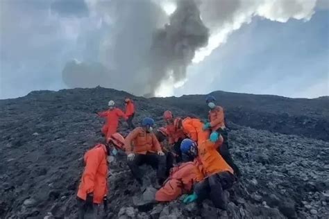 Tim SAR Gabungan Evakuasi 8 Orang Pendaki Dari Puncak Gunung Marapi