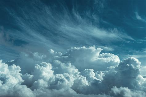 Impresionante Cielo Y Grandes Nubes Oscuras De Fondo Foto Premium