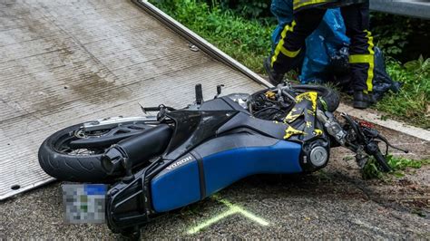 Unfall bei Göppingen Motorradfahrer stirbt an seinen Verletzungen