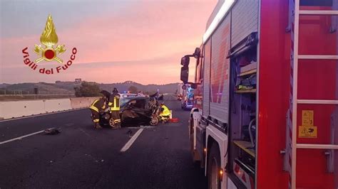 Scontro Tra Due Auto Sull A Morto Un Enne Chiuso Il Tratto Tra